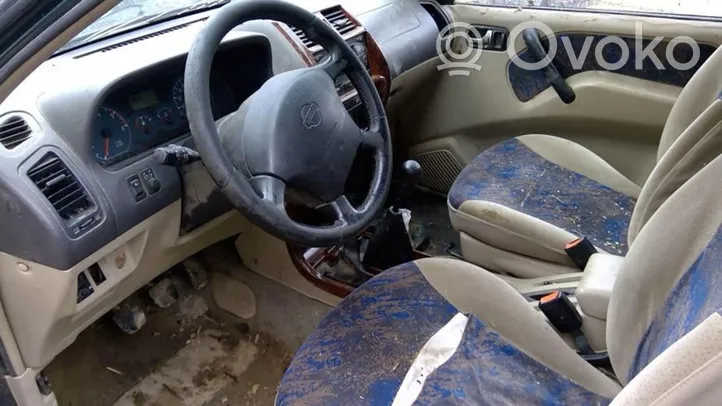 Nissan Terrano Kita išorės detalė 