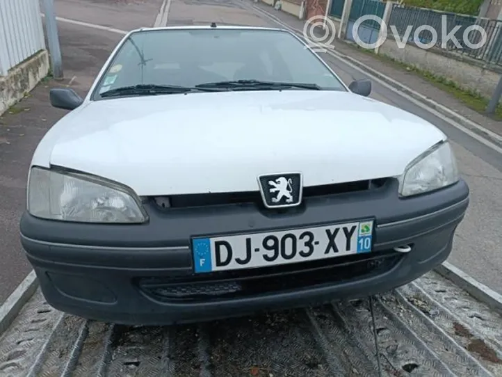 Peugeot 106 Szyba drzwi tylnych 920464