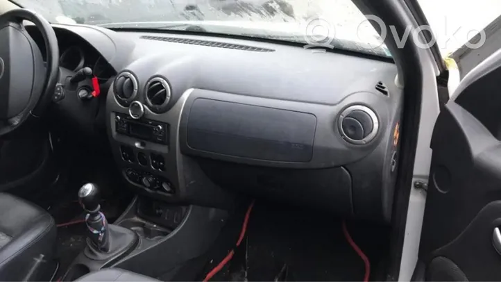 Dacia Duster Panel / Radioodtwarzacz CD/DVD/GPS 281155052R