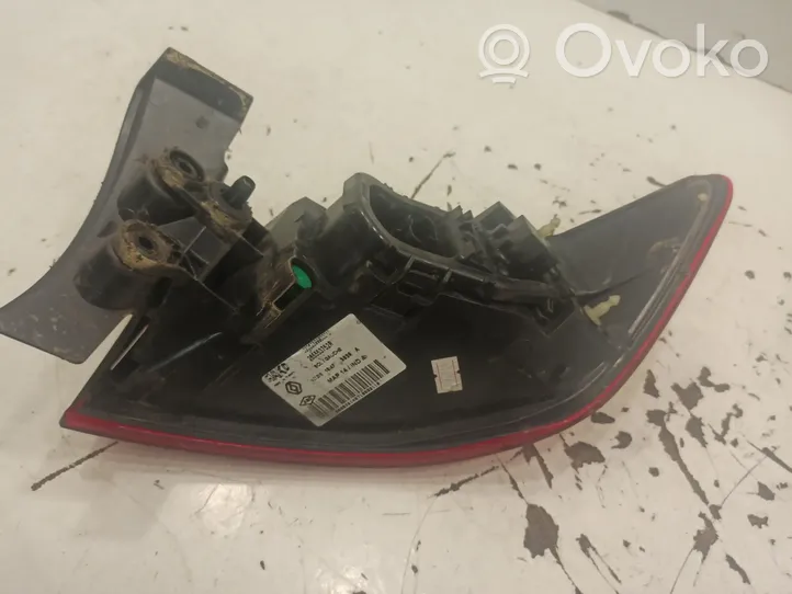 Renault Clio IV Lampy tylnej klapy bagażnika 