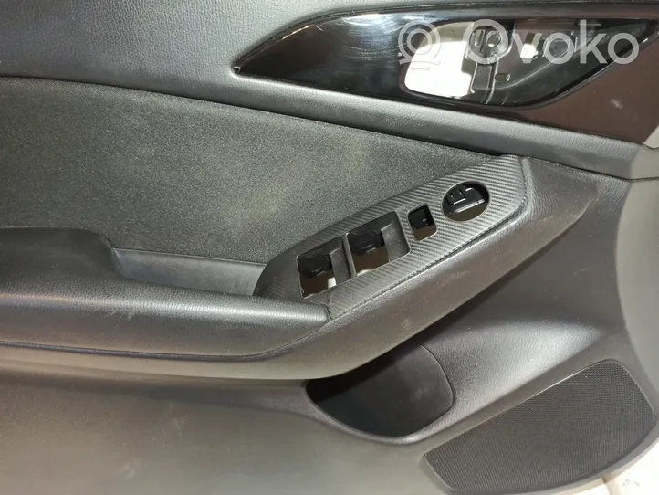 Mazda 3 III Rivestimento del pannello della portiera anteriore 