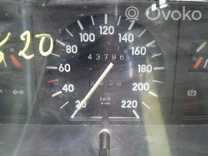 Opel Kadett E Compteur de vitesse tableau de bord 