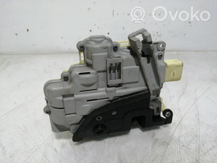 Volkswagen PASSAT B6 Rear door lock 