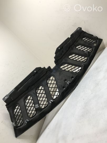 Mitsubishi L200 Grille calandre supérieure de pare-chocs avant 