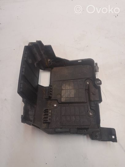 Renault Megane II Boîte de batterie 8200167409