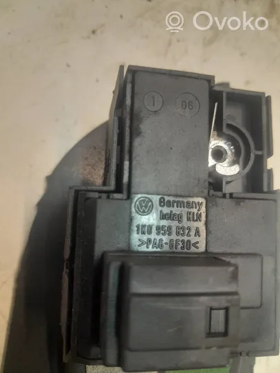 Volkswagen Jetta V Tailgate opening switch 1K0959832A