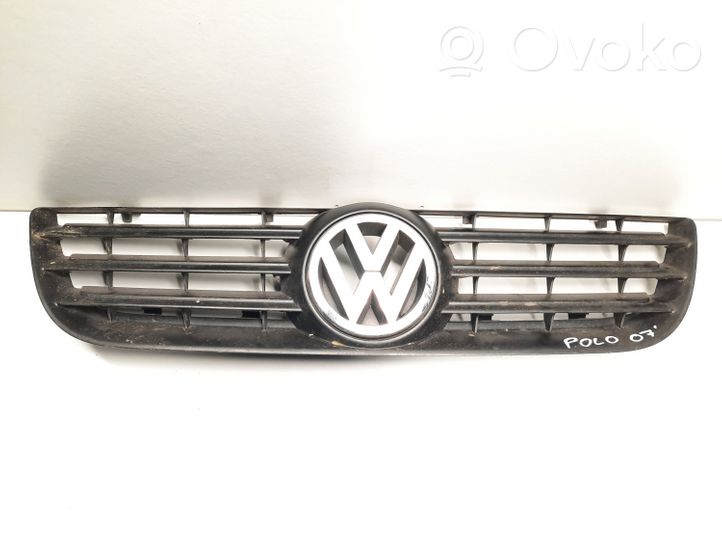 Volkswagen Polo IV 9N3 Grille calandre supérieure de pare-chocs avant 6Q0853653E