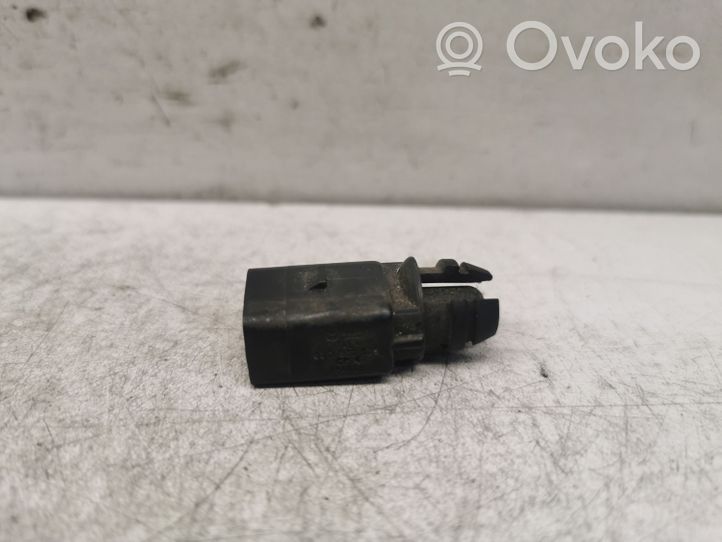 Volkswagen Golf V Sensor de temperatura del aire externo/exterior 8ZO820535