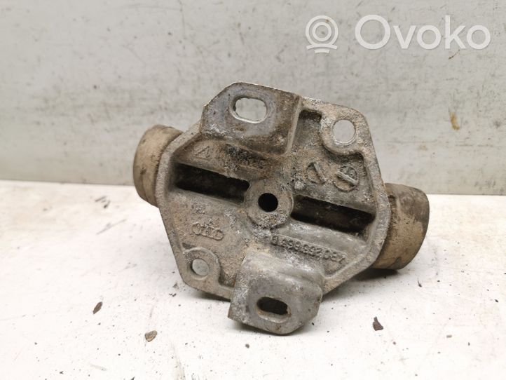 Volkswagen PASSAT B5.5 Staffa/supporto di montaggio della marmitta 8E0253147