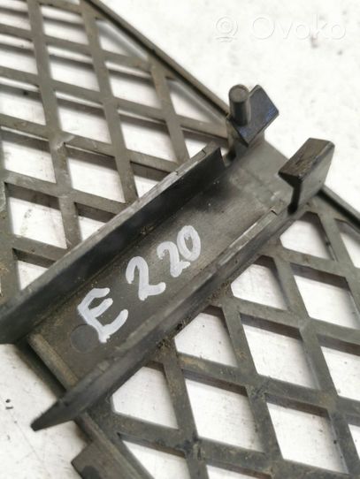 Mercedes-Benz E W210 Grille inférieure de pare-chocs avant 2108850053