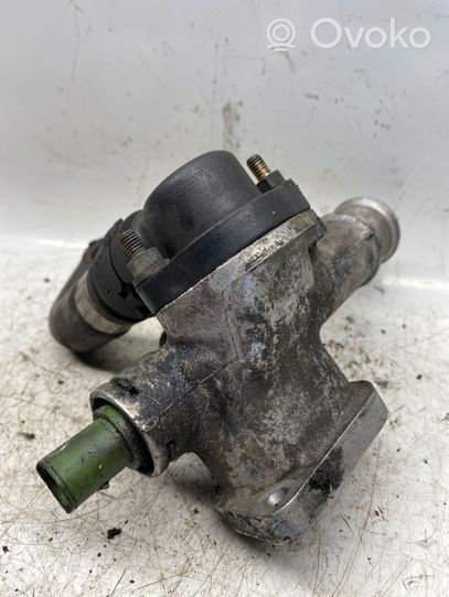 Volkswagen PASSAT B5.5 Termostato/alloggiamento del termostato 038121133a