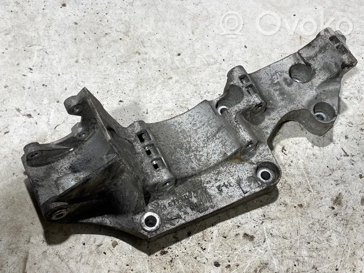 Volkswagen Golf IV Support de générateur / alternateur 06a903143