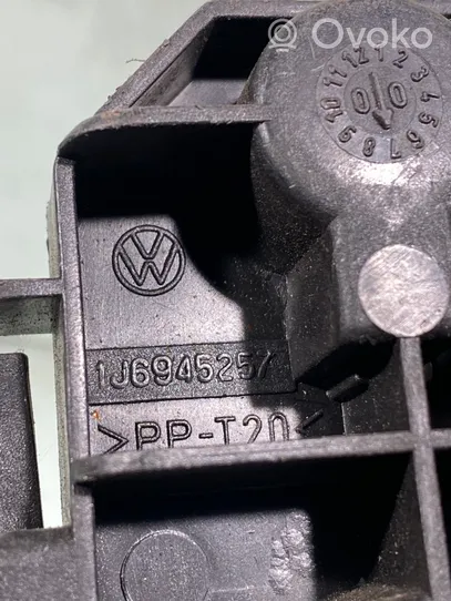 Volkswagen Golf IV Porte ampoule de feu arrière 1j6945257