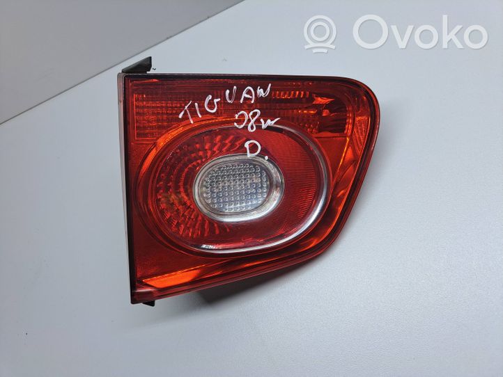 Volkswagen Tiguan Lampy tylnej klapy bagażnika 5N0945094B