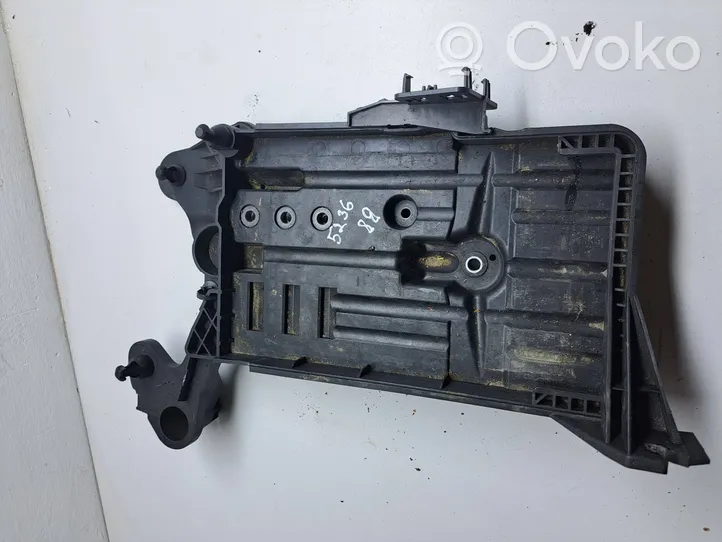 Volkswagen PASSAT B8 Vassoio batteria 5Q0915321K