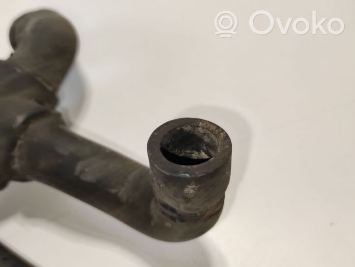 BMW 7 E32 Tuyau de liquide de refroidissement moteur 8390710B