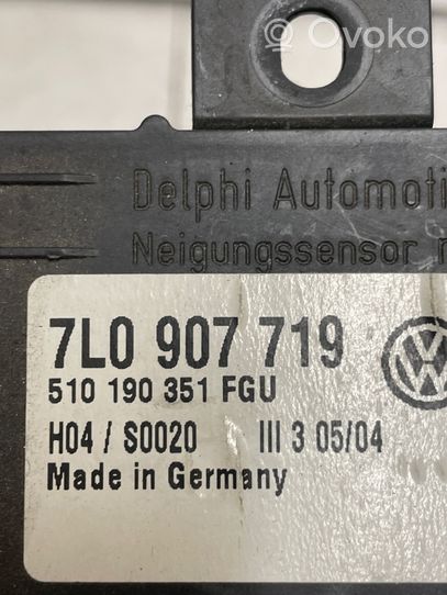 Volkswagen Touareg I Door central lock control unit/module 7L0907719