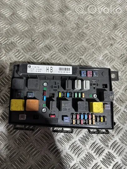 Opel Zafira B Fuse box set 13206754