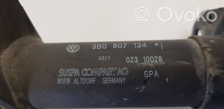 Volkswagen PASSAT B5 Absorbeur de pare-chocs avant 3B0807134A