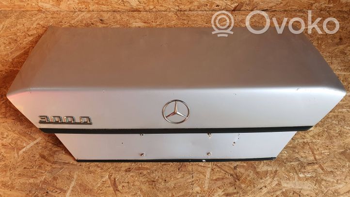 Mercedes-Benz E W124 Takaluukun/tavaratilan kansi 