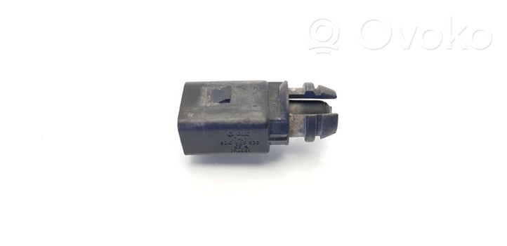 Volkswagen Golf V Ārējā temperatūras sensors 8Z0820535