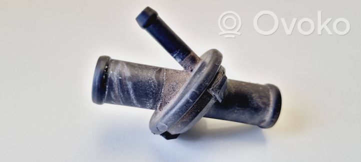 Mercedes-Benz E W210 Tuyau de liquide de refroidissement moteur 21083215