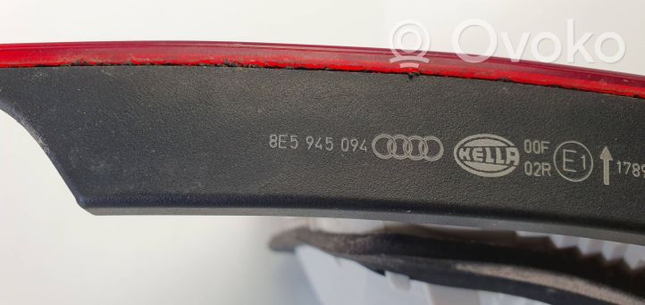 Audi A4 S4 B7 8E 8H Galinis žibintas dangtyje 8E5945094