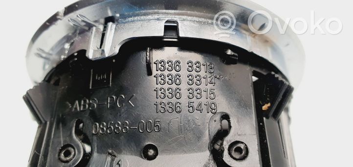 Opel Corsa D Kojelaudan sivutuuletussuuttimen kehys 13363314