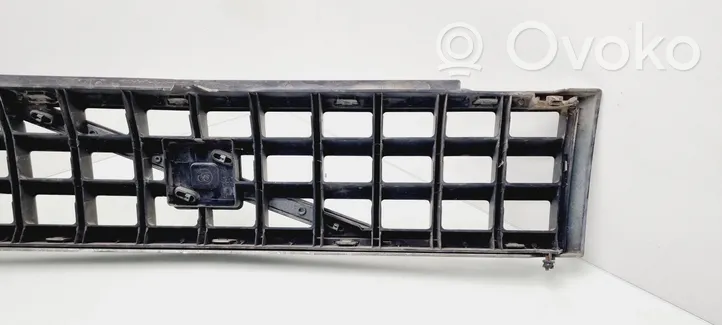 Volvo 340 -  360 Grille calandre supérieure de pare-chocs avant 208436