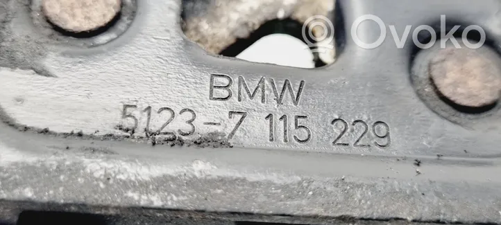 BMW 5 E60 E61 Spyna variklio dangčio 7115228