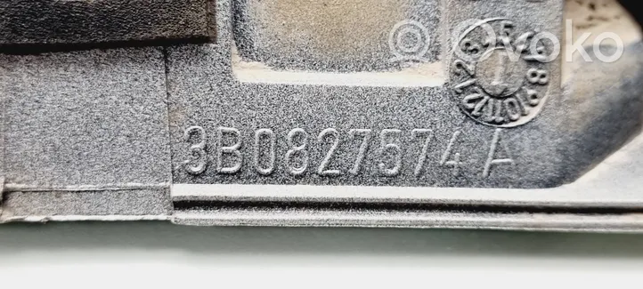 Volkswagen PASSAT B5 Listwa oświetlenie tylnej tablicy rejestracyjnej 3B0827574A