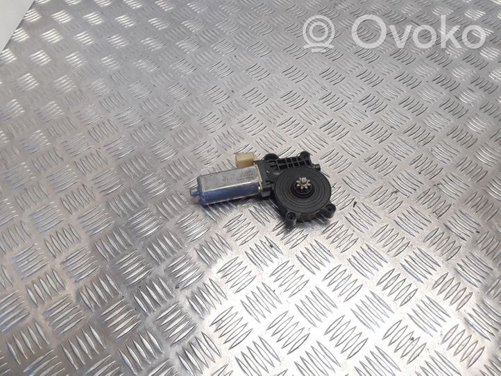 Toyota Yaris Moteur de lève-vitre de porte avant 0130822017