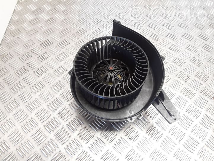 Volkswagen Polo IV 9N3 Ventola riscaldamento/ventilatore abitacolo 51986565