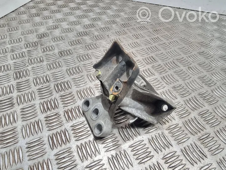 Honda CR-V Engine mount bracket 