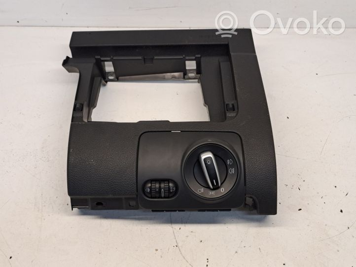 Volkswagen Golf VI Rivestimento pannello inferiore del cruscotto 5K1858365