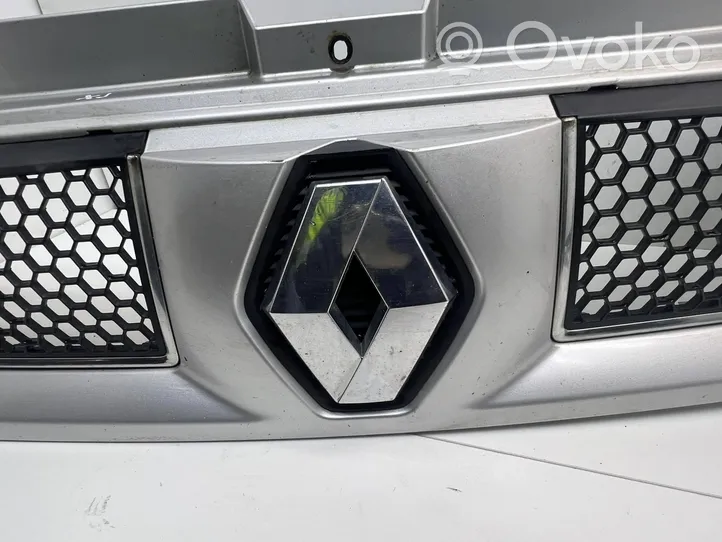 Renault Trafic II (X83) Grille calandre supérieure de pare-chocs avant 7700313438