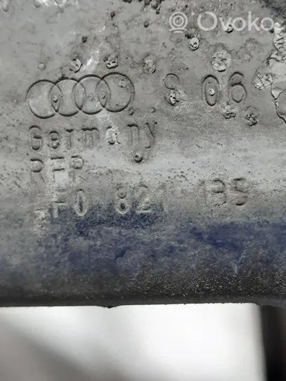 Audi A6 S6 C6 4F Spārna stiprinājums 4F0821135