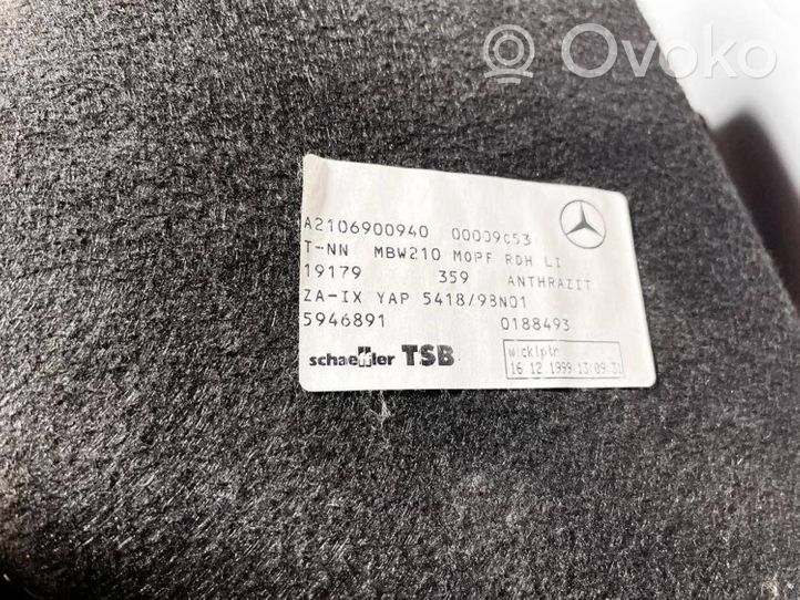 Mercedes-Benz E W210 Tapis de sol / moquette de cabine arrière A2106900940