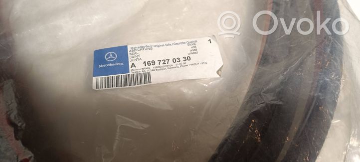 Mercedes-Benz A W169 Listón embellecedor de la puerta delantera A1697270330