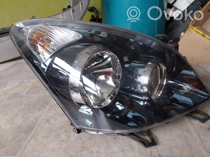 Toyota Corolla Verso AR10 Headlight/headlamp P7106R