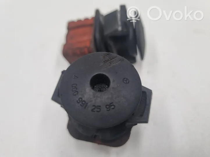 Mercedes-Benz E W211 Staffa di montaggio del radiatore A0009912595