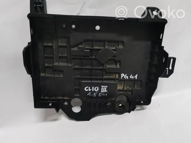 Renault Clio III Support boîte de batterie 8200314273