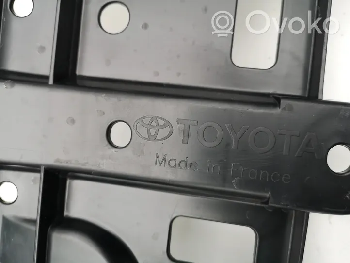 Toyota Yaris Moottorin alustan välipohjan roiskesuoja 52618-K0010