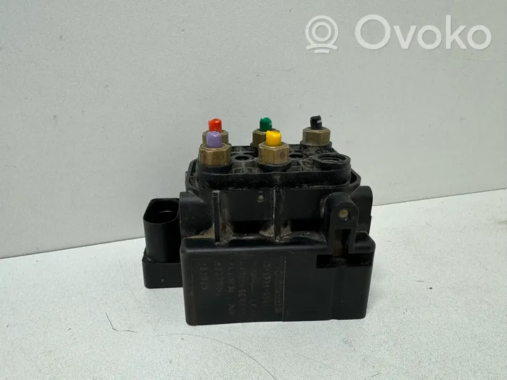 Volkswagen Touareg II Air suspension valve block 7P0698014B