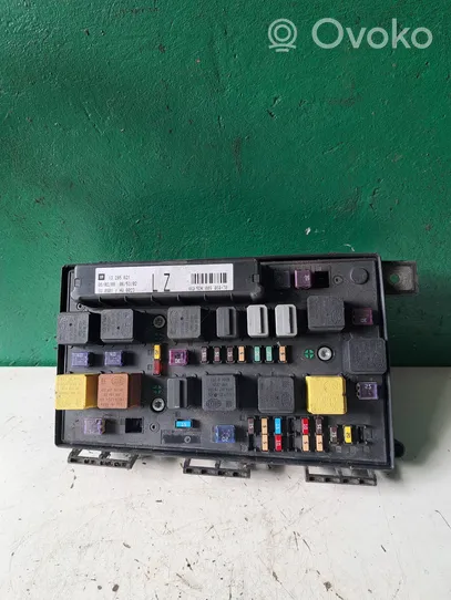 Opel Astra H Fuse module 13285621