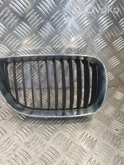 BMW 1 E81 E87 Grille calandre supérieure de pare-chocs avant PD2177