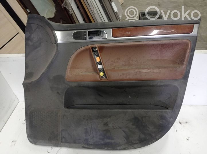 Volkswagen Touareg I Rivestimento del pannello della portiera anteriore 7L6867012AQ