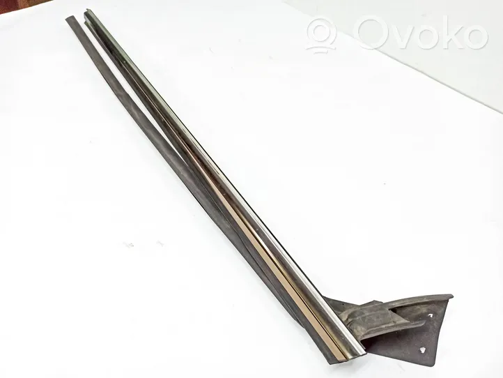 Mercedes-Benz CLK A209 C209 Rivestimento modanatura del vetro della portiera anteriore A2097200424