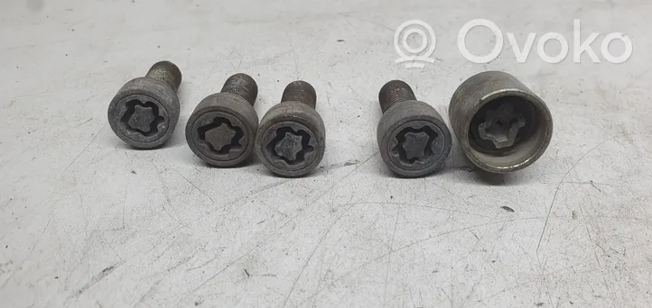 Volkswagen Eos Anti-theft wheel nuts and lock 