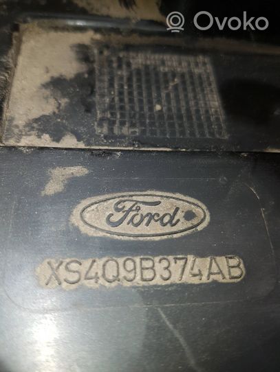 Ford Focus Pokrywa skrzynki bezpieczników XS4Q9B374AB